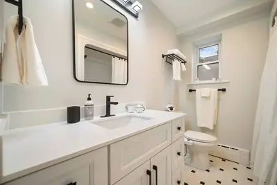 Image de Midtown renovated 2 bedroom gem, steps to everything you'll need