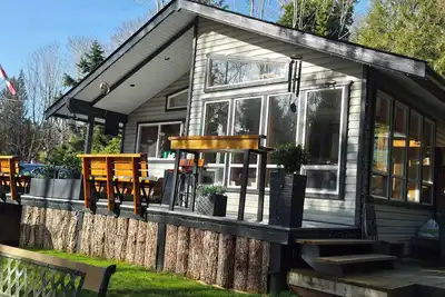 Image de Adorable 2-bedroom/plus house, Ac, Ocean Views, close to Town and the Beach.