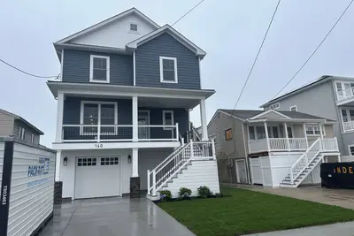 Image de Brand new 4 bedroom 3 Bath house 2 blocks to the beach in charming Brigantine