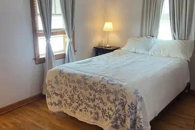 Image de Writer’s Bungalow: Russell 2-bedroom house with Ac and Hardwood Floors