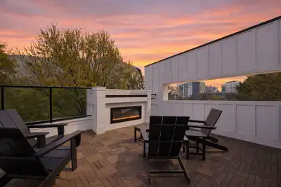 Image de Steps to Mercedes Benz, Arena, Gwcc, Rooftop view
