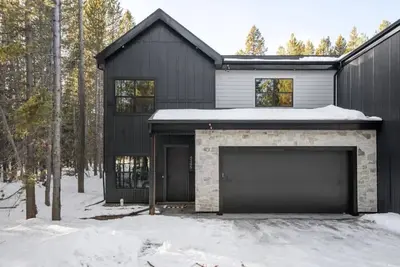 Image de Golden Pines | 20 min to Yellowstone, Hot Tub, Luxe Home, Bbq!