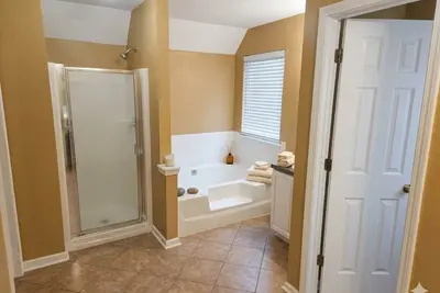 Image de Brilliant 4-bedroom house within minutes from downtown Atlanta and the airport.