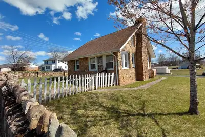 Image de Bring your doggie! Fenced yard! Lovely private 3br cottage!