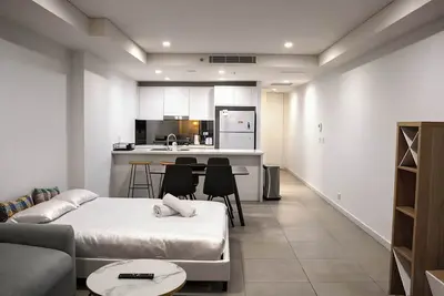 Image de Charming Mascot Studio with Balcony – Your Cozy Sydney City Escape