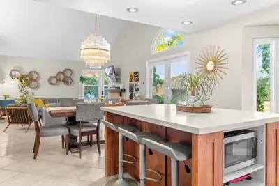 Image de Resort-style home with pool, slide, fire pit & outdoor kitchen. Ideal for family mid-term stays.