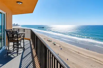 Image de 12th Floor Oceanfront Walk to Baja Beach Fest Huge Balcony Ocean Views