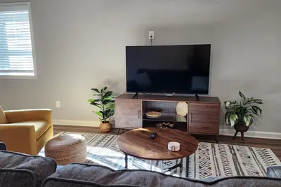 Image de Game-Day Hideaway! Stylish 2br Near Mercedes-Benz