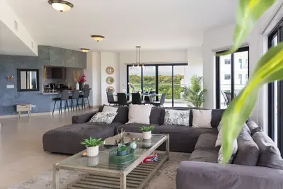 Image de Cozy 3 Bd / 3. 5 Ba apartment, perfect for up to 6 guests, with pool and easy beach access, ideal for stays of (30+ nights) 🏢🌞