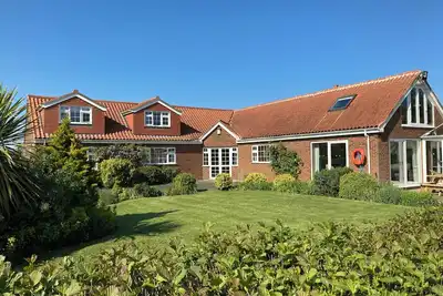 Image de Private 5 Acre Lakeside Family/Large Group Cottage. Quiet Rural Farmside Stay!