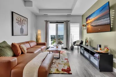 Image de Lux Condo | 2 Br | Ac | Balcony Wt Bbq
