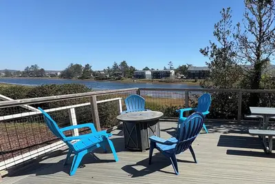 Riverview Cottage– Walk to Beach, Views Everywhere!