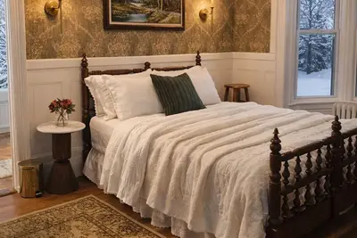 Image de 2 bedroom apartment in an elegant Victorian home located in historic Palmer, Ma.