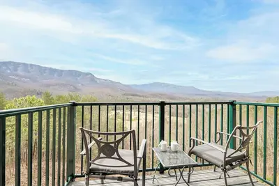 Image de *Cozy Condo w/ Majestic Views! Fireplace + Pool*
