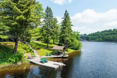 Image de A Year-Round Riverside Cottage in the Heart of Bracebridge that has it all!