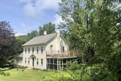 Image de Stylish, renovated 3 bed 3. 5 bath 1812 Colonial