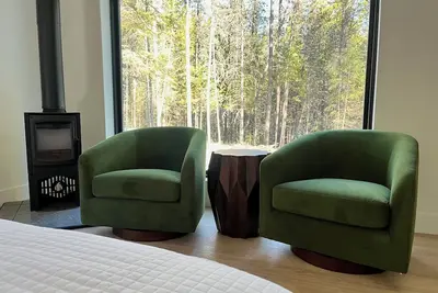 Image de New - 2 Lux Queen Studio Suites in modern cabin micro-resort, 2 Saunas, firepit