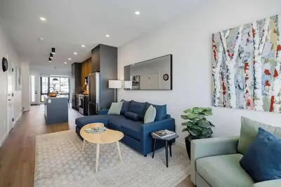 Image de Fully Fenced Yard, King Bed w/ Tv, Near Bus Stop