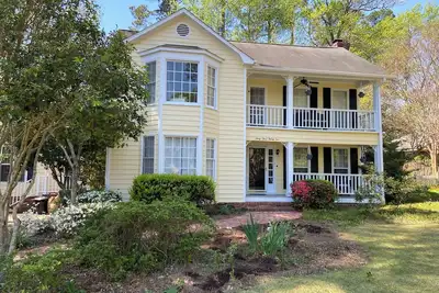 Image de Two Front Porches Near Masters