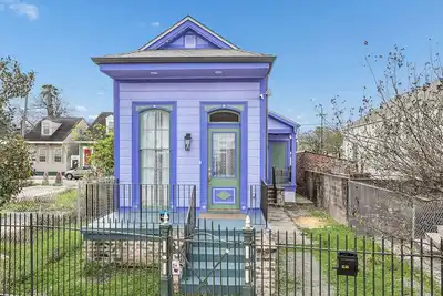 Image de 1. 5 Blocks from French Quarter, 2-Br, 2-Bath Historic Shotgun House