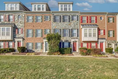 Image de Centrally located Spacious 4-bedroom townhome in tranquil Laurel with Ac.