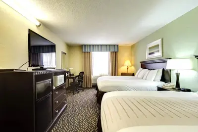 Image de 2 Queen Bed Suite near Ruger Park | Free Parking & Year-Round Indoor Pool!