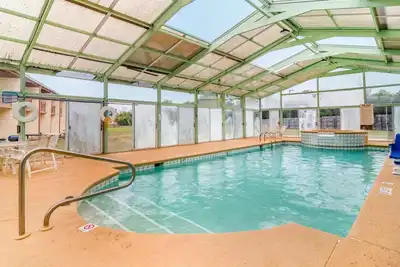 Image de King Room near Houston Lakes Cinemas | Free Breakfast, Parking & Indoor Pool