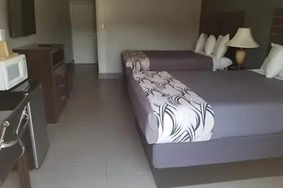 Image de Relax in Tranquil Room Near Dinings, Ideal for Budget-friendly & Relaxing Stays