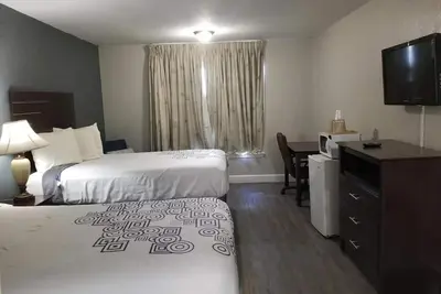 Image de 2 Welcoming Rooms Near Houston Landmarks for Family Adventures | Onsite Bbq Area