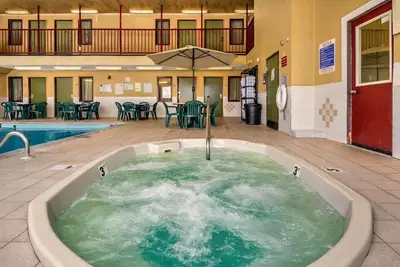 Image de 2 Pet Friendly Accommodations near City Plaza | Indoor Pool | Free Parking