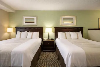 Image de 4 Rooms Suitable for Big Groups! | Free Onsite Parking, & Indoor Pool Access!