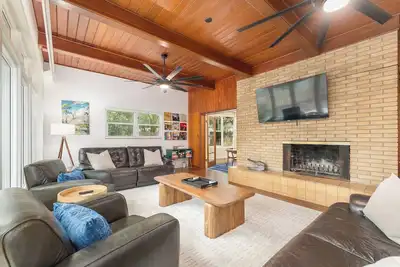 Image de 4 Block Walk to Uf O’Dome • Sleeps 9 • Fire Pit Yard Games • Parking for 6 Cars