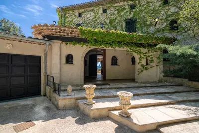 Image de Villa de caractère 4 chambres avec piscine et vue sur les montagnes
