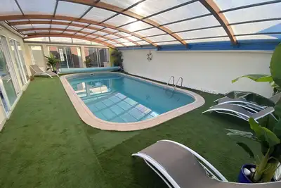 Image de Expérience cinéma et grande piscine privative au calme