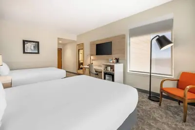 Image de 2 Inviting Rooms Close to Airport – Escape to a Quiet Peaceful Stay