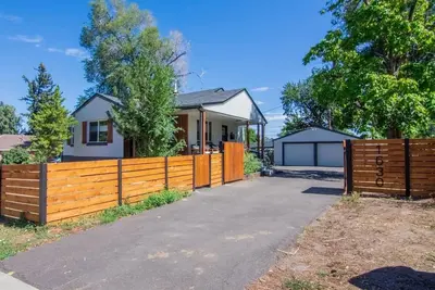 Image de Charming 4 bed 3 bath home with large yard + more!