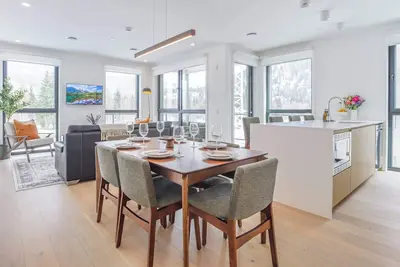 Image de Revel Heights - Large 3 Bedroom Condo