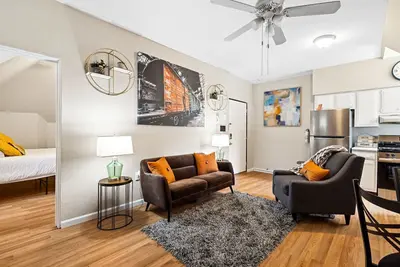 Image de King Bed 500mbps Wifi w/Free Parking