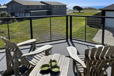 Image de That 70s Beach House Retreat 1 block from Ocean