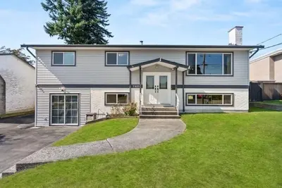 Metro Vancouver Getaway - Ac, Billiards & Big Backyard