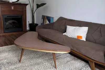 Image de Cozy Mid-Century Modern Home by the Ottawa River Pathway w/bikes. Pet-Friendly!