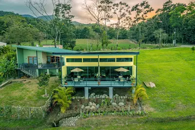 Image de The Honeybee House: Spacious 2br Jungle Home