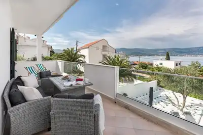 Image de Appartement d'une chambre avec la terrasse et la vue sur le mer Arbanija, Ciovo (A-25090-a)