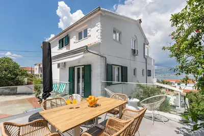 Image de Appartement de deux chambres avec la terrasse et la vue sur le mer Arbanija, Ciovo (A-25090-b)