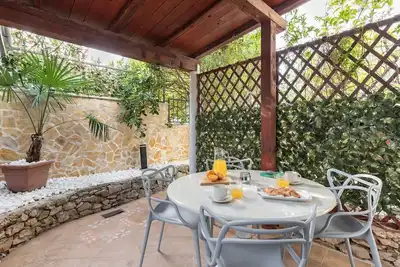 Image de Appartement de deux chambres avec la terrasse Arbanija, Ciovo (A-25090-c)
