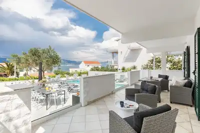Image de Appartement de deux chambres avec la terrasse et la vue sur le mer Arbanija, Ciovo (A-25091-a)
