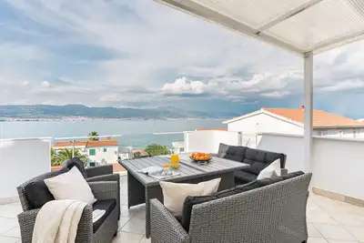Image de Appartement de trois chambres avec la terrasse et la vue sur le mer Arbanija, Ciovo (A-25091-b)
