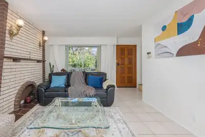 Image de 5 mins to Skytrain/walks to shops/4 Bd House /Spacious/Huge Balcony/Free Parking