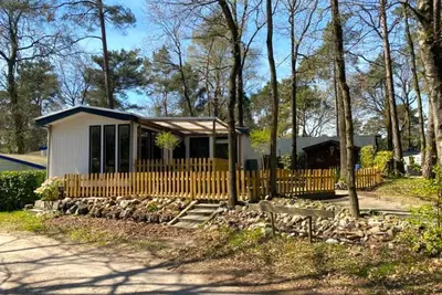 Image de Beau chalet en camping avec piscine extérieure