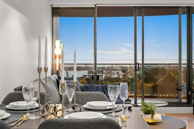 Image de Unwind with Beautiful Albert Park and Hobsons Bay Views! 2 Bdr | 2 Bth | 1 P